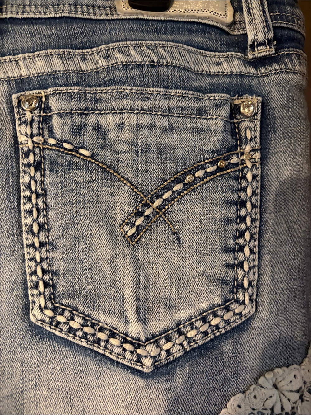 Women’s Super Cute Size 32 Shyanne denim shorts - Picture 4 of 10